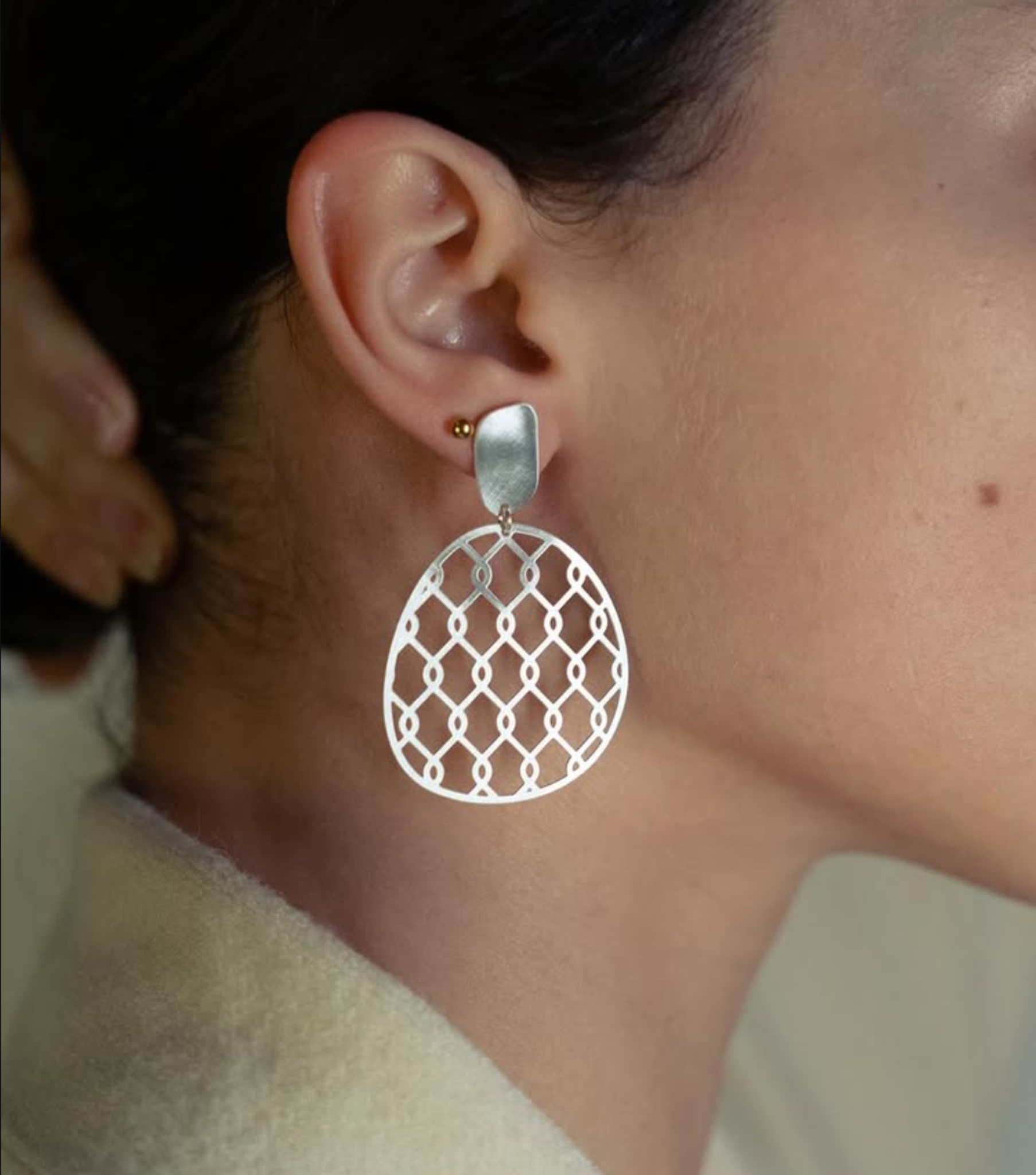 Brincos prateados rendilhados